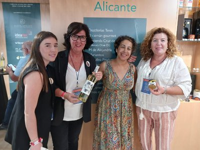 Naima en el centro junto a algunas compaeras de la asociacin de productoras Essential Alicante en la feria gastronmica