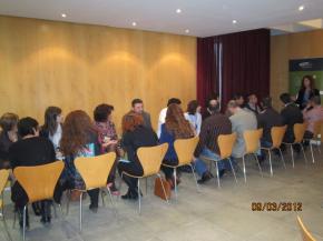 Asistentes al desayuno practicando networking