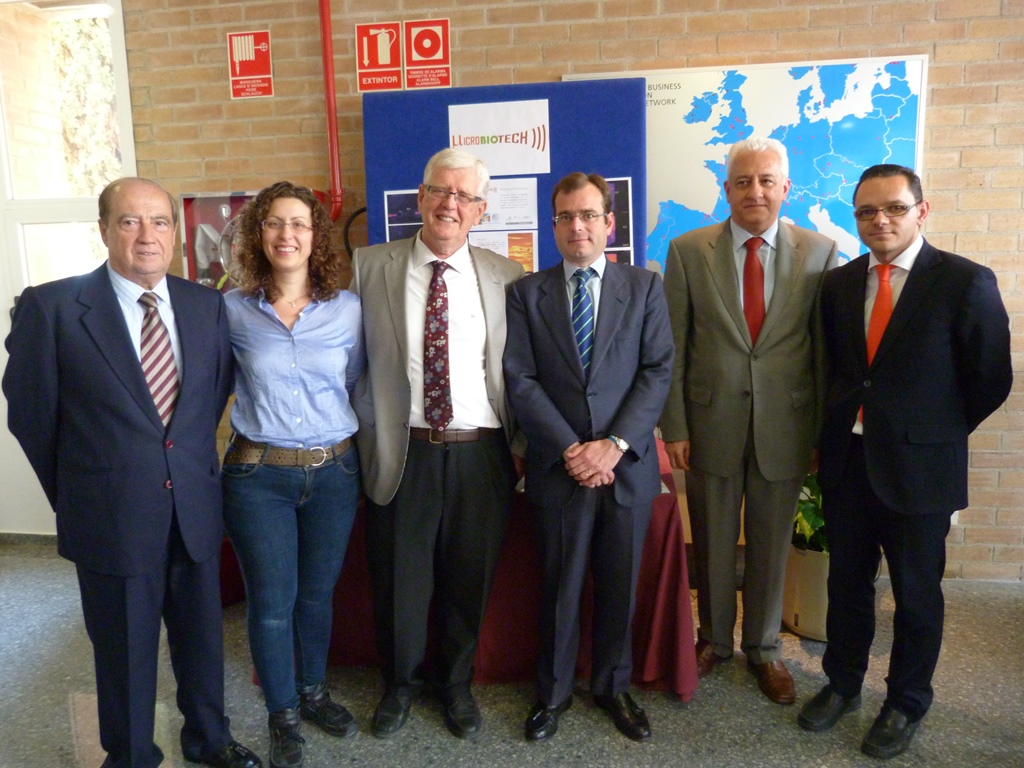 Microbiotech posa junto a su stand durante el Expo Day CEEI