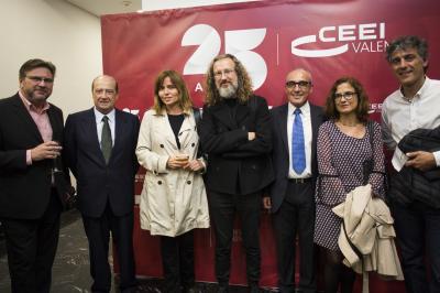 Los asistentes posan en el Photocall del 25 Aniversario CEEI Valencia #25aosceei