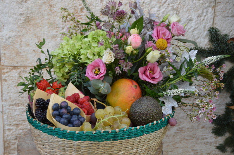 bandeja-mimbre-flores-fruta