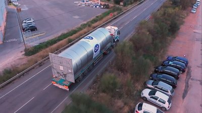 Transporte de uno de los silos a la factora 5 de Argenta